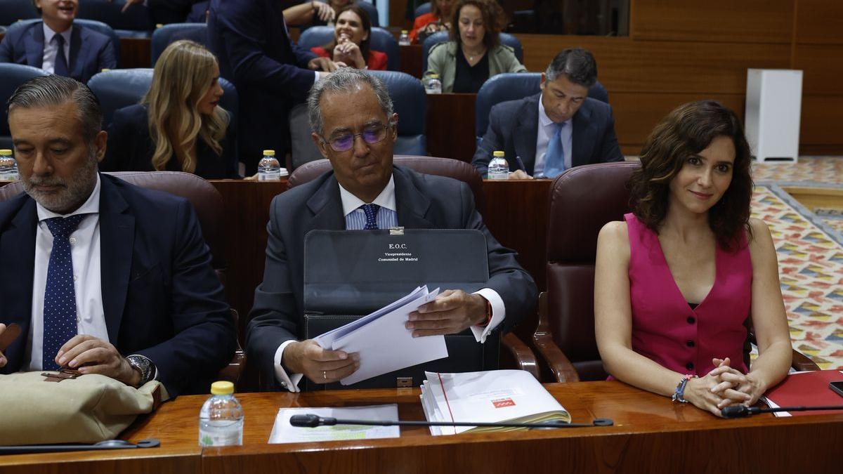 Isabel Díaz Ayuso y Enrique Ossorio en la Asamblea de Madrid.