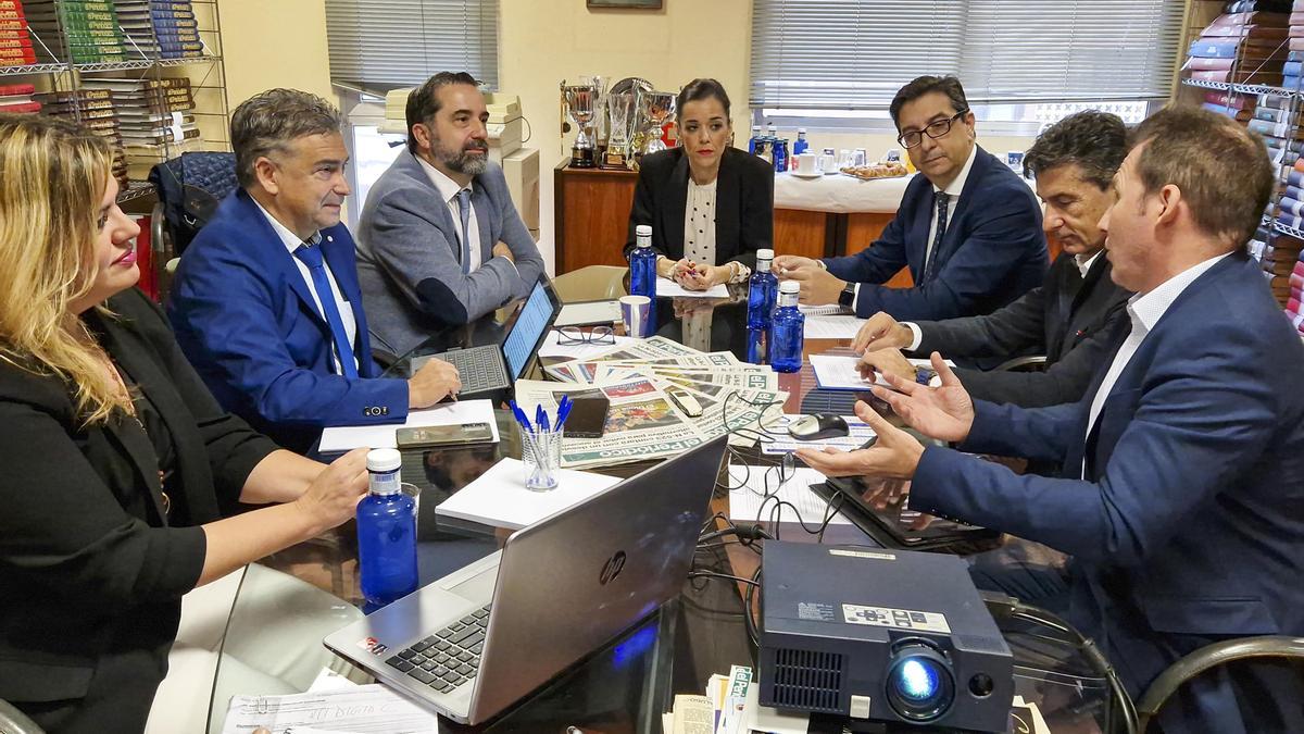 Los expertos convocados por la Cámara de Comercio de Badajoz, en la hemeroteca de El Periódico Extremadura.