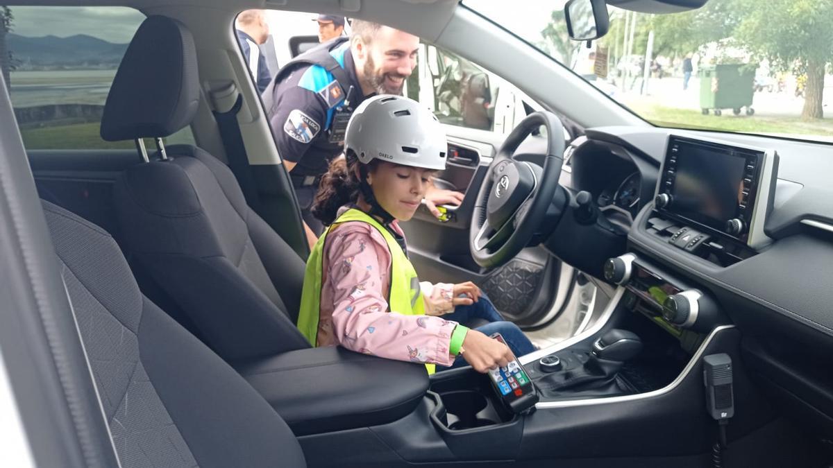 Una niña en un vehículo de la Policía Local