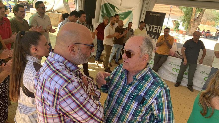 Miembros de Vox como Alejandro Hernández han visitado hoy la localidad de Villaviciosa.