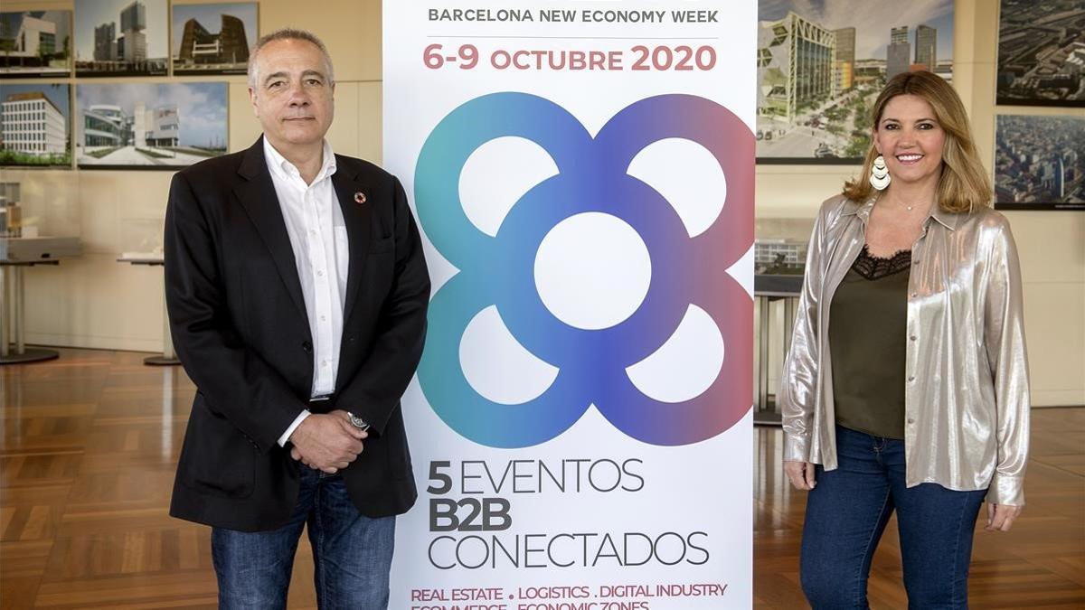 Pere Navarro y la directora general del CZF, Blanca Sorigué, junto al cartel del BNEW.