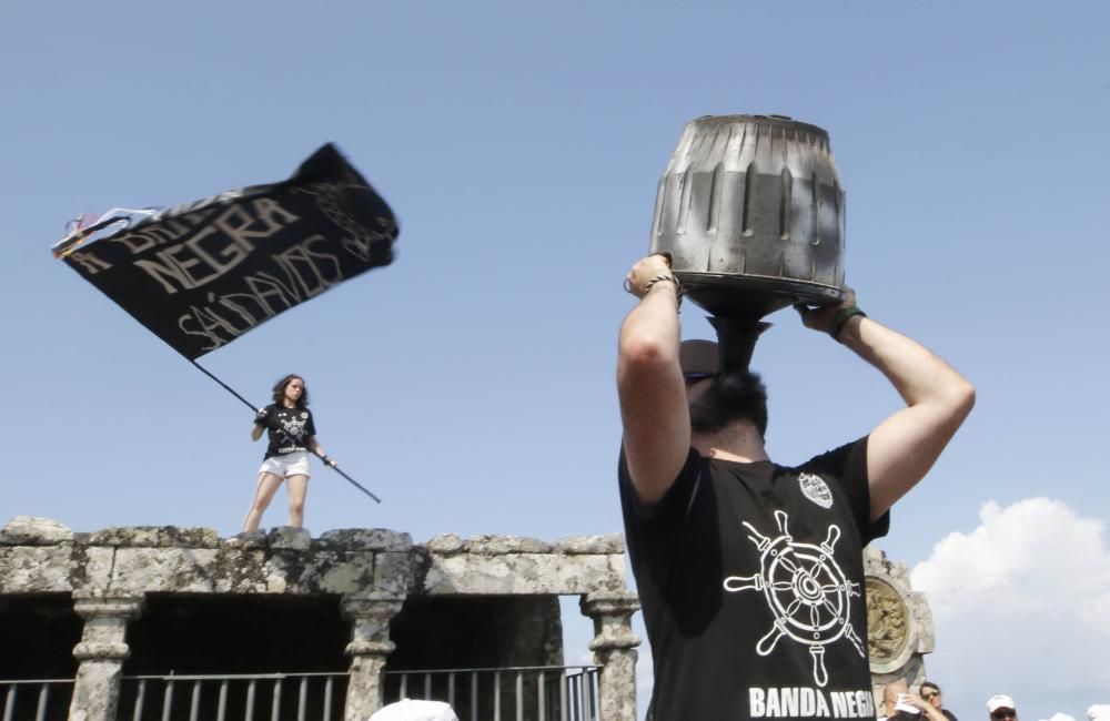 Juramento con vino a trescientos metros de altura. La guardesa fiesta del Monte congrega a miles de personas en Santa Trega