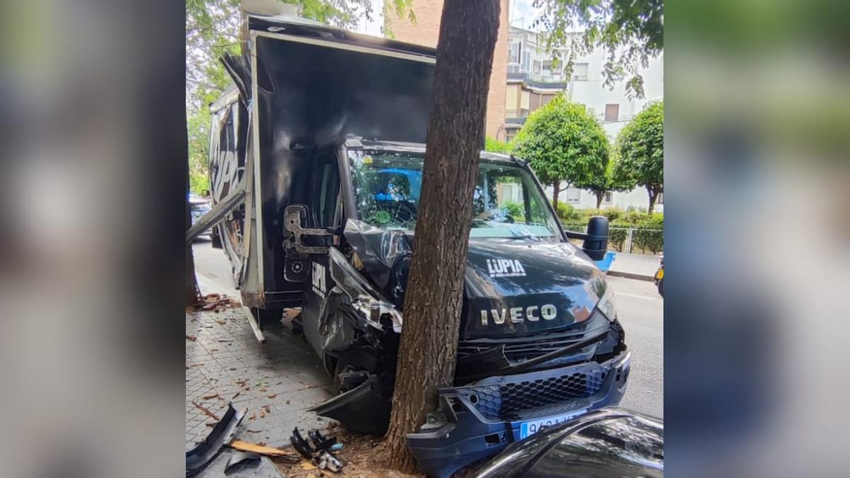 Imagen del camión accidentado.