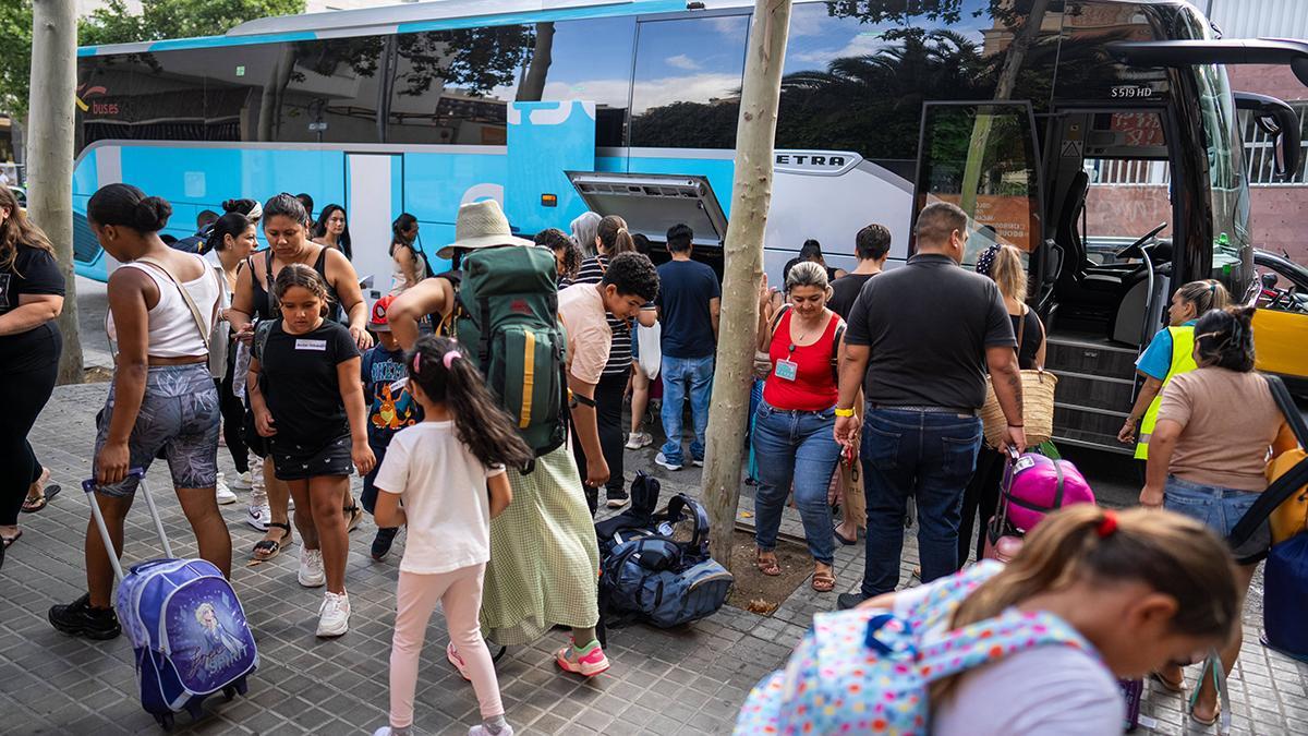 Un grupo de niños se preparan para ir de colonias.