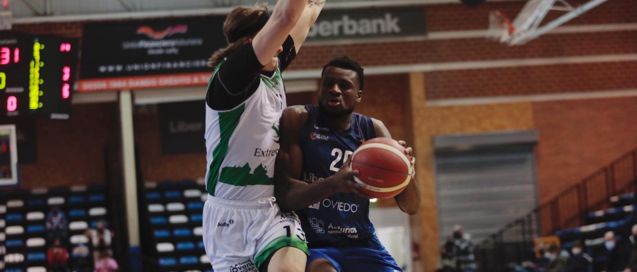 Marc-Eddy Norelia, con el balón, en el partido del Oviedo Baloncesto ante el Cáceres en Pumarín