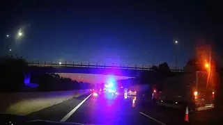 El motorista herido en la Vía de Cintura frenó al encontrarse la calzada encharcada por la rotura de una tubería y fue alcanzado por un coche