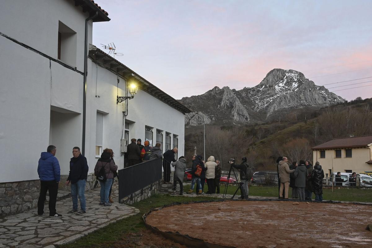 VILLAMANIN (LEÓN), 11/02/2026.- Vecinos de Villamanin (León), registran este miércoles boletos de la Lotería de Navidad de la comisión de fiestas. EFE/ J.Casares