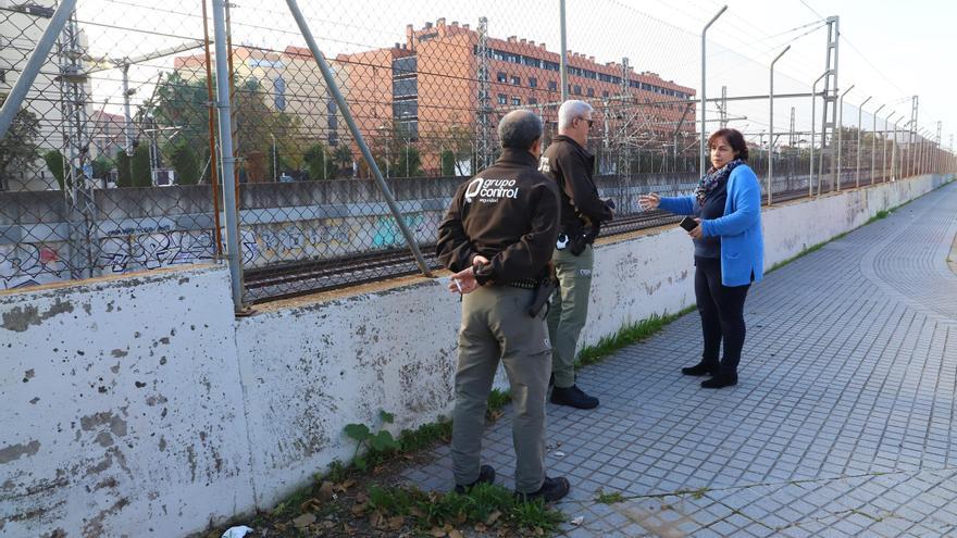 Alertan del riesgo de unas vallas sueltas junta a las vías a su paso por Córdoba