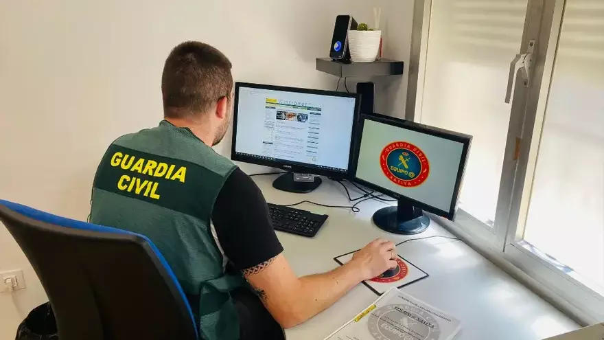 Un agente de la Guardia Civil, durante su trabajo.