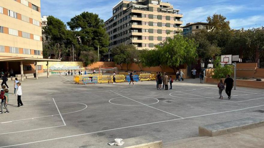 El colegio Aina Moll de Palma inaugura un patio a medias