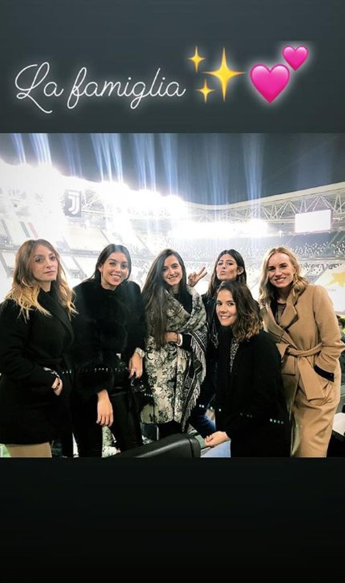 Georgina Rodríguez con un look total black viendo a Cristiano Ronaldo