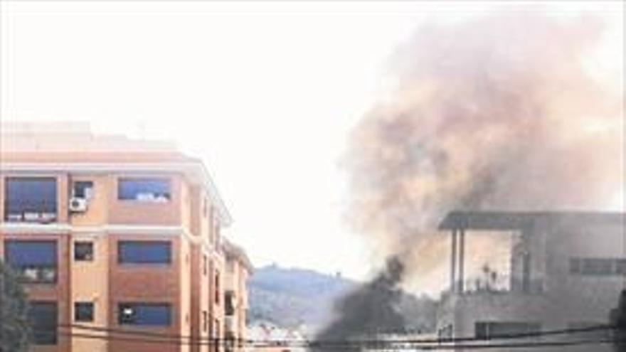 Alarma en la vall al incendiarse un coche en marcha