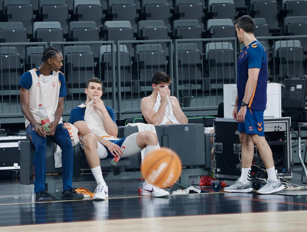 Los jugadores del Valencia Basket, tras la sesión de entrenamiento de este martes.