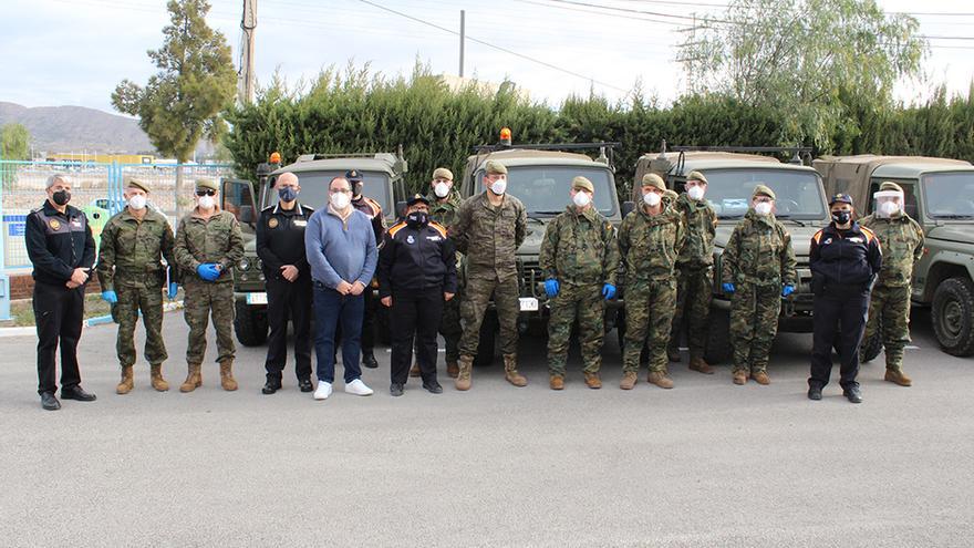 El contingente militar junto a los mandos de la Policía Local y Protección Civil de Novelda.