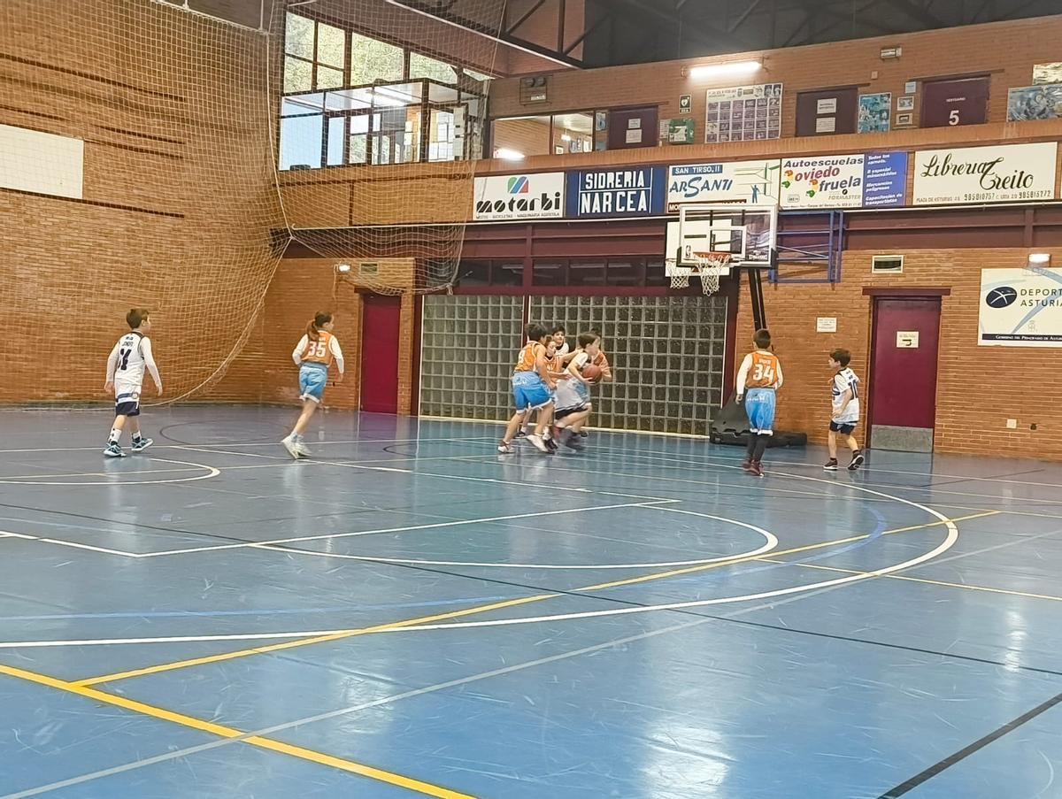 Partido del benjamín en el polideportivo cangués.