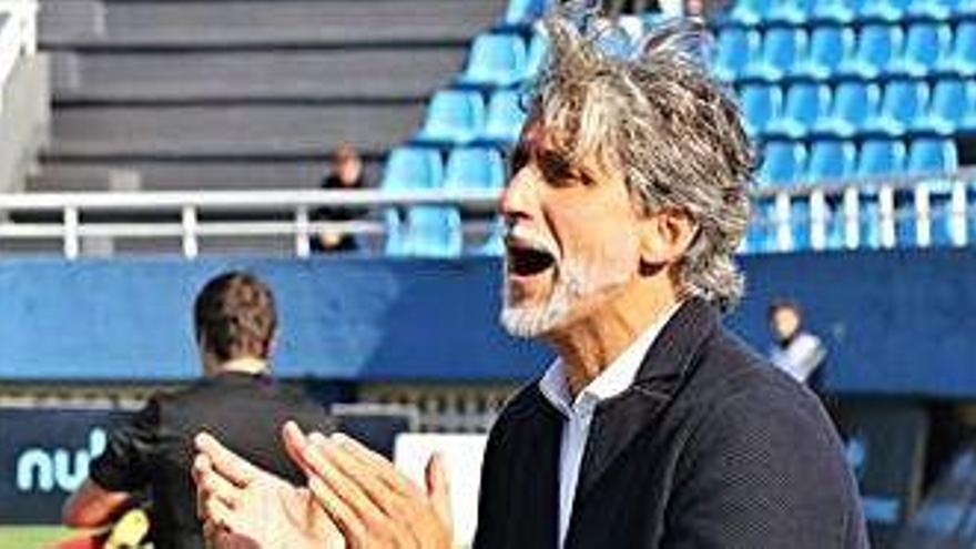 Pablo Alfaro, entrenador de la UD Ibiza, da instrucciones a sus jugadores desde la banda.