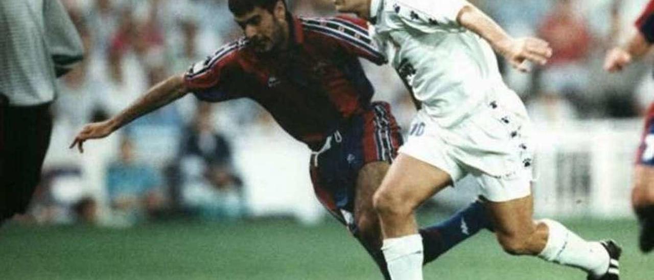 Laudrup avanza con la pelota ante Guardiola en el partido disputado en el Bernabéu.