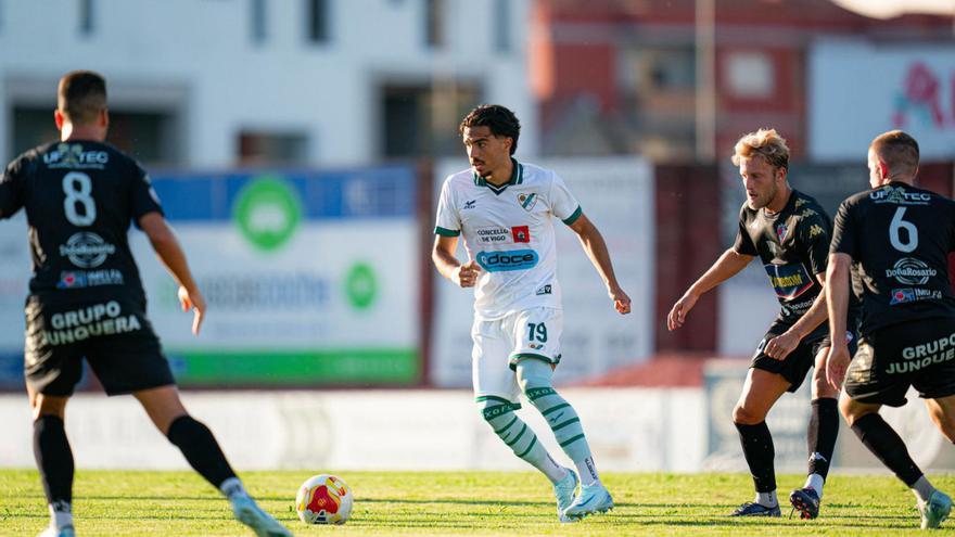 Dani Rosas conduce el balón durante un partiod en O Vao. |  Pedro Mina