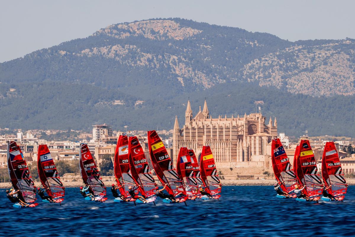 Flota de iQFOiL masculino, ayer en la segunda jornada del Trofeo Princesa Sofía Mallorca.