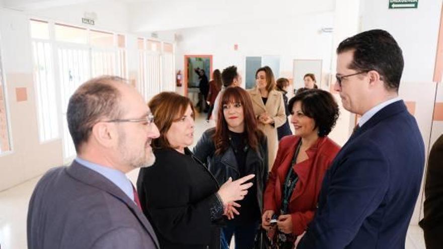 El alcalde y la concejala de Educación en una visita al instituto La Melva.