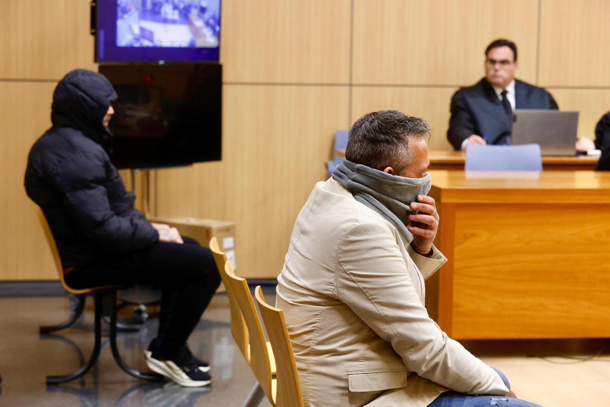 Los dos acusados de matar a la maestra de Rafelcofer, en el banquillo al inicio del juicio.