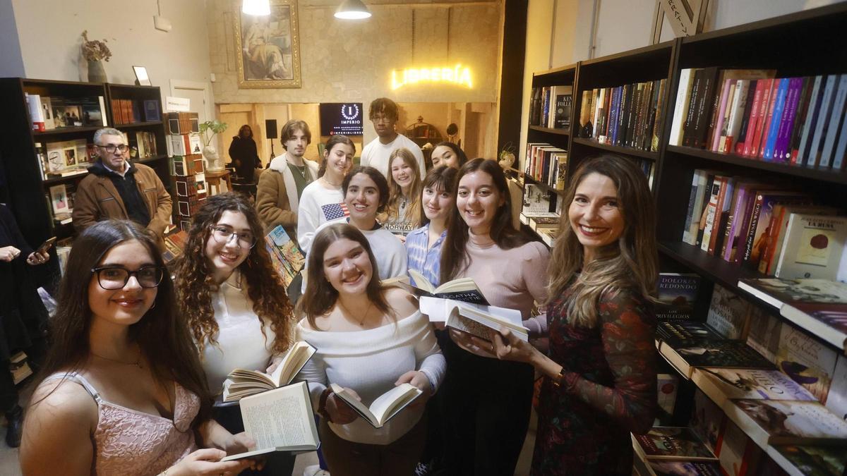 Alumnes de Literatura Universal amb la seua professora.