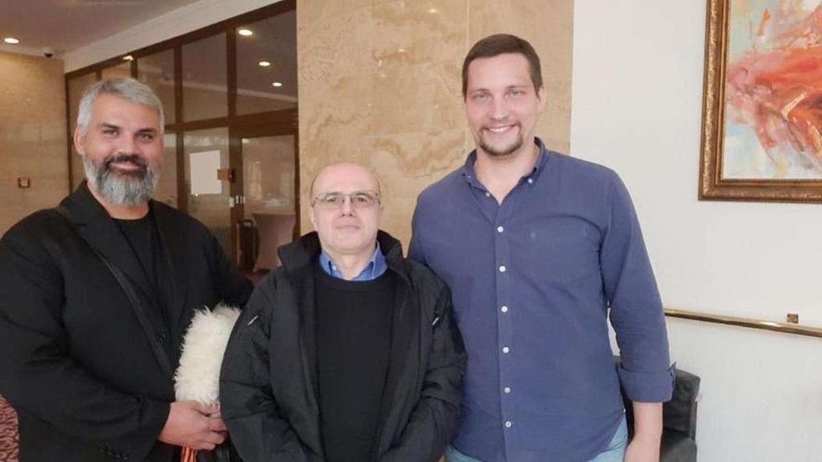 Los españoles Enrique Refoyo y Fernando Moragón, en Moscú el pasado día 12 con el periodista de Sputnik Victor Temovsky, que publicó la foto en su cuenta de Telegram.