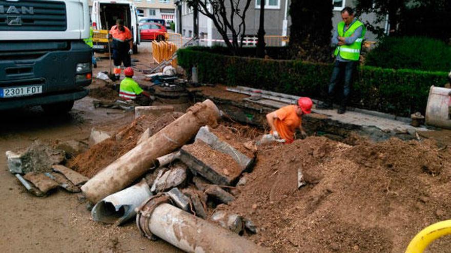 Operarios de Emalcsa reparan la red en O Ventorrillo.