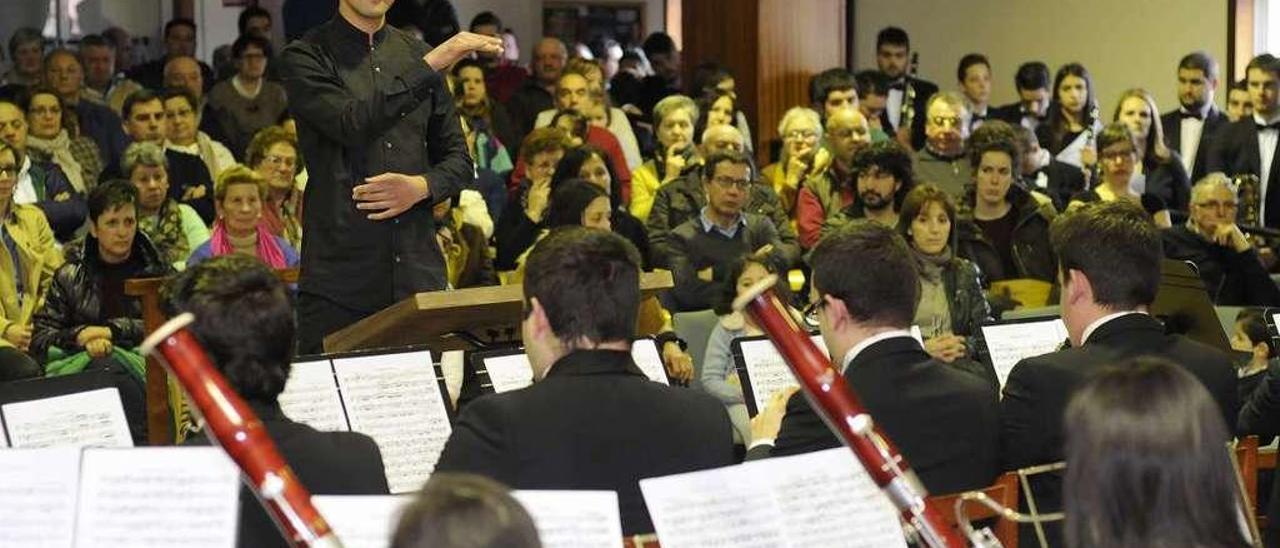 Fiuza, dirigiendo el año pasado a la Artística de Merza en el Concerto de Pascua. // Bernabé/Javier Lalín