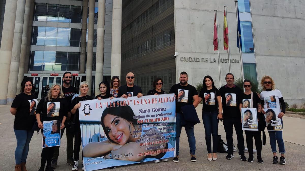 La familia de Sara Gómez protestó este martes a las puertas de la Ciudad de la Justicia de Murcia.