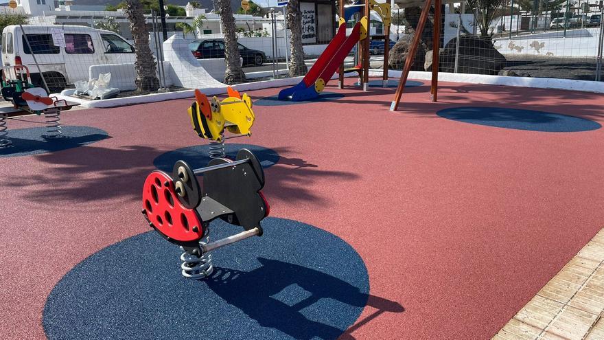 Teguise culmina el nuevo parque infantil de Los Cocoteros