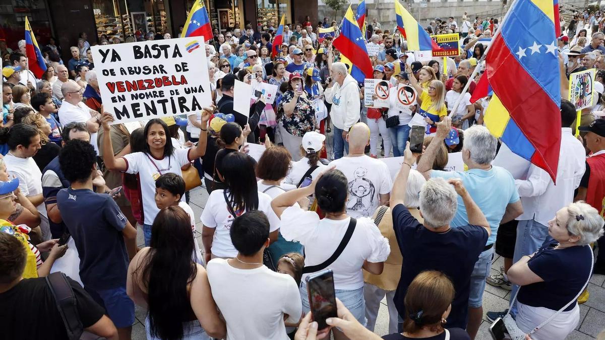 Concentración de venezolanos en contra de la dictadura de Maduro en Vigo