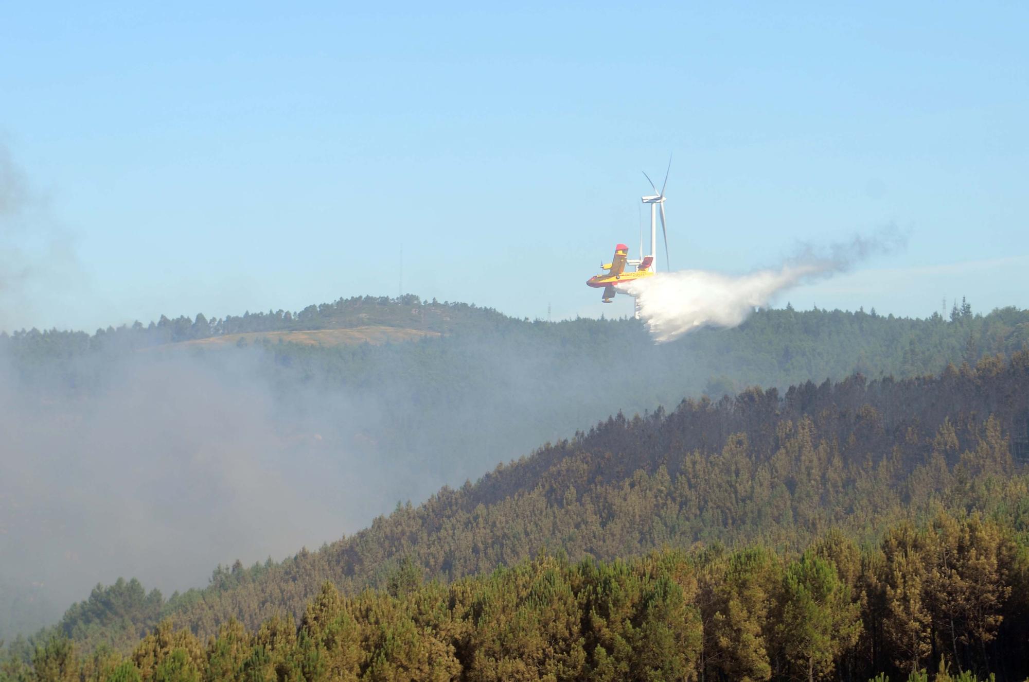 Jornada de humo y cenizas en Arousa con hasta cuatro focos activos