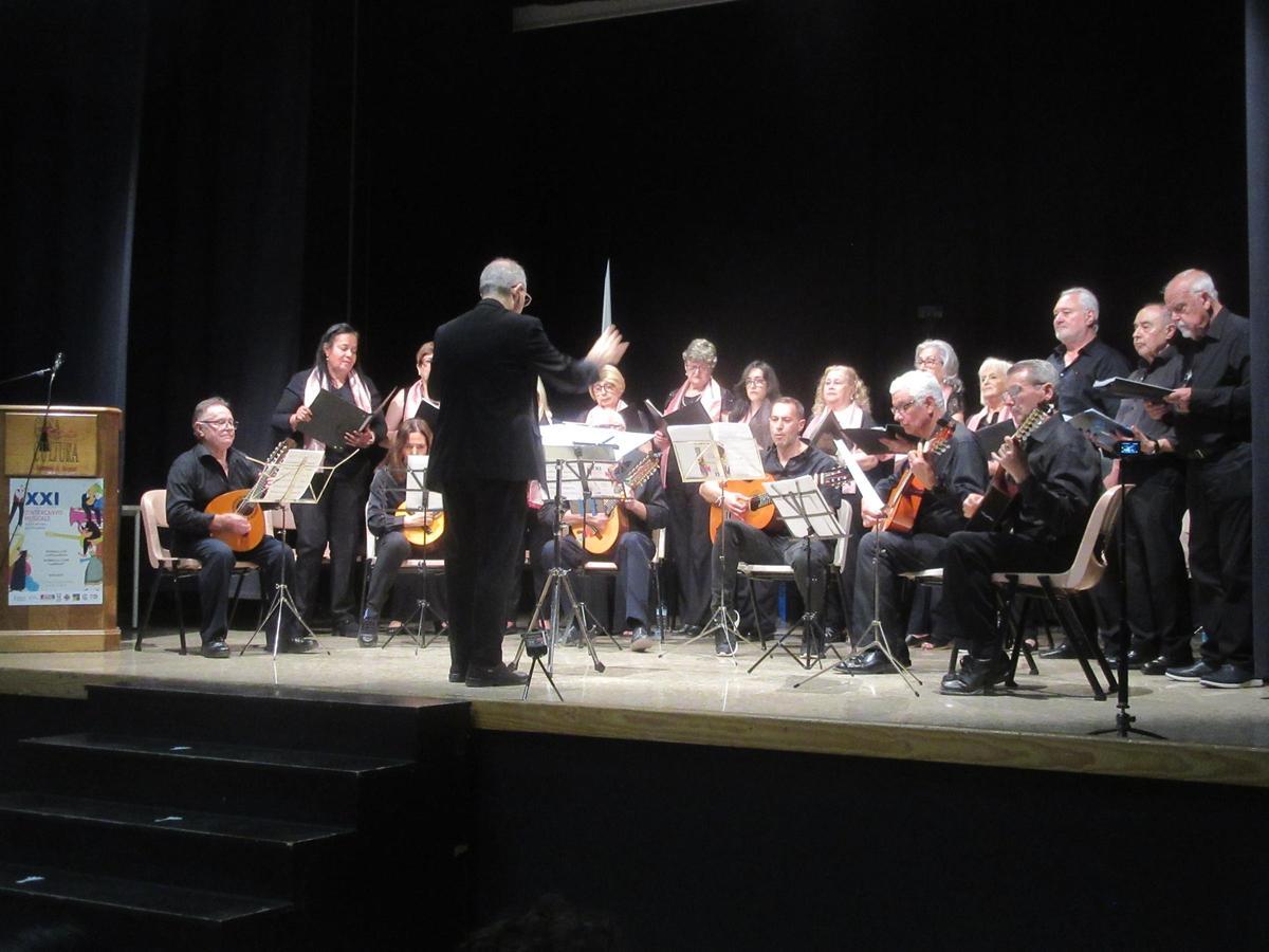 Actuación de la Rondalla y Coro La Amistad de Burjassot.