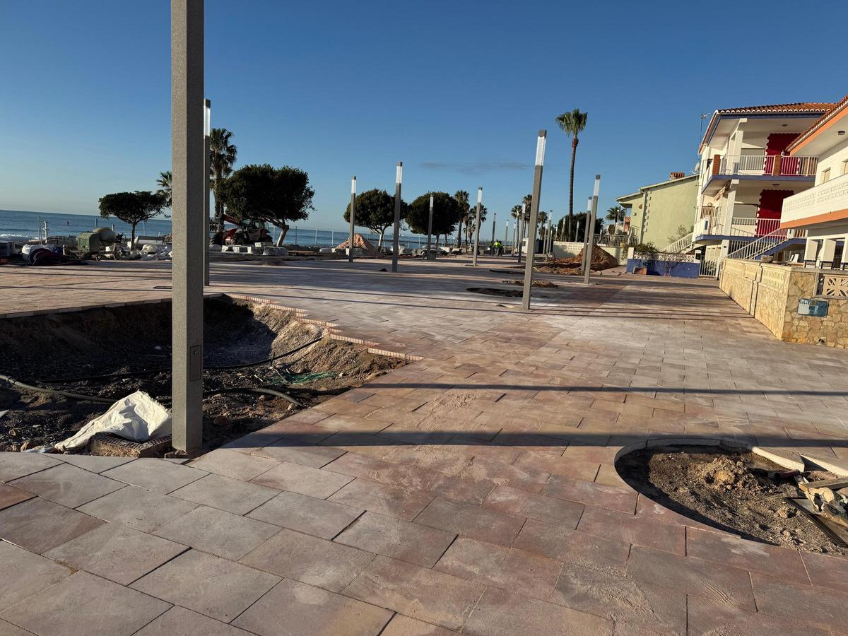 Los vecinos y visitantes de la playa de Xilxes tendrán que esperar unos días más para poder contemplar y disfrutar de la nueva plaza peatonal ubicada en la playa de El Cerezo.