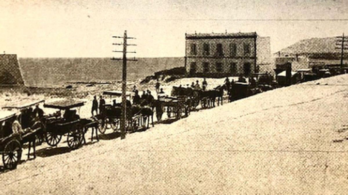 La carretera entre el puerto y la ciudad, una vez que entró en servicio con los transportes de la época. | | FEDAC