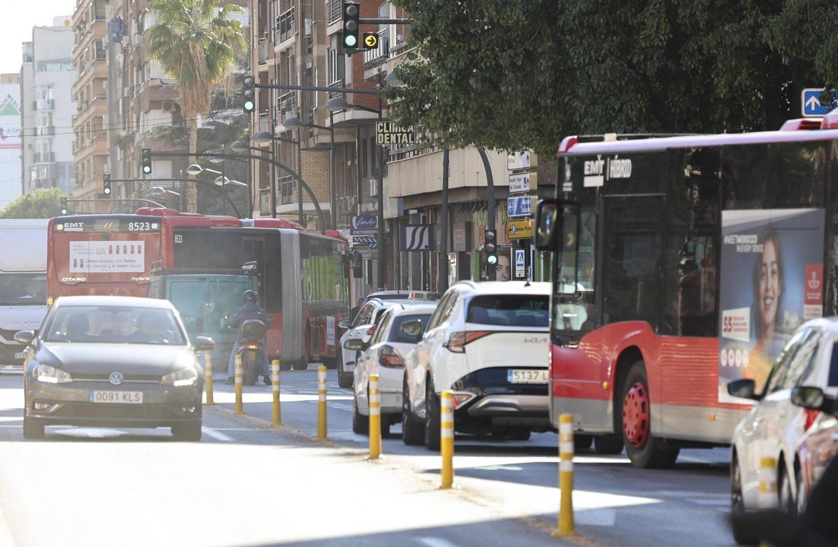 Tránsito de buses junto a las obras de Pérez Galdós