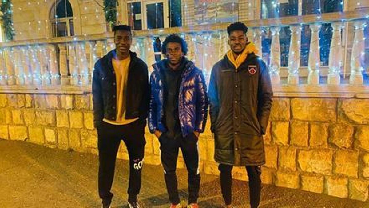 Tres futbolistas africanos querían regresar a sus países, pero se han quedado atrapados en la ciudad.