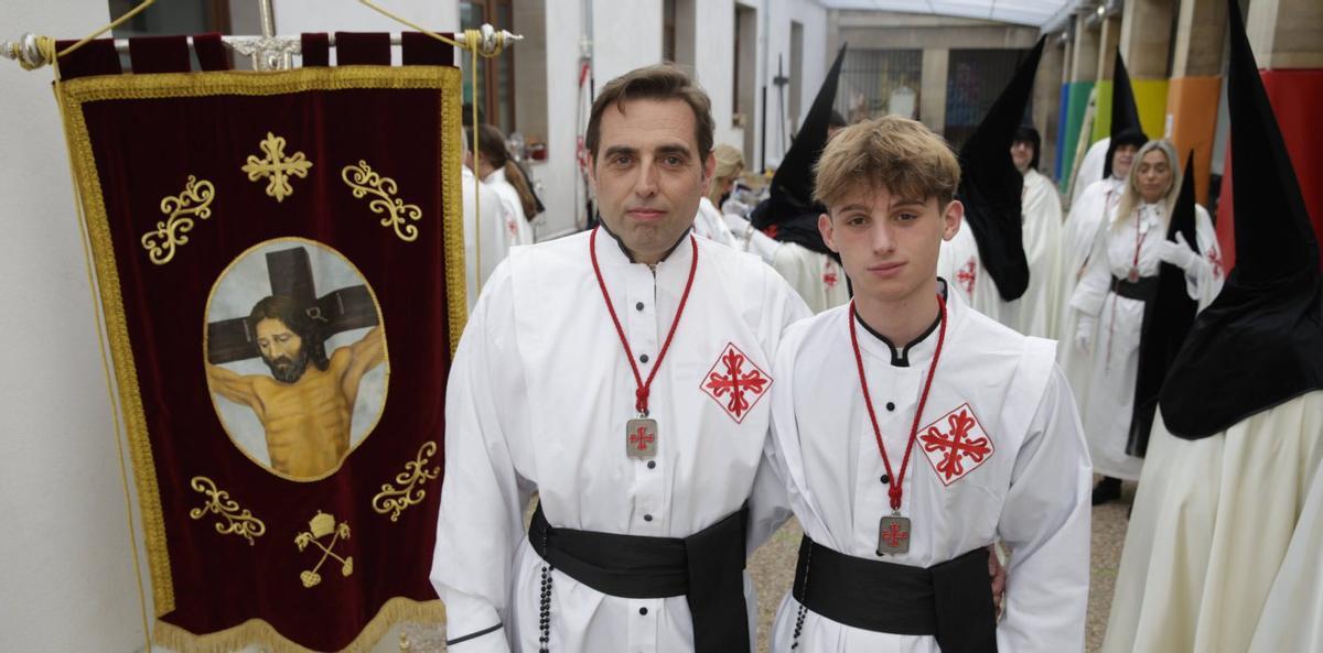 Juan Lada Prado con su hijo, Juan Lada Maroto, de la Misericordia, ayer, antes del inicio del Vía Crucis del Santo Cristo de la Misericordia.