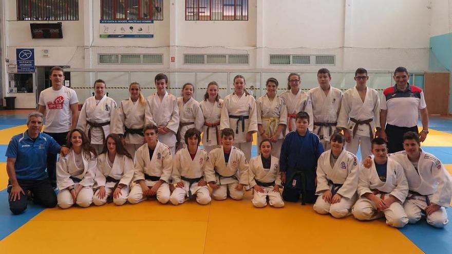 Componentes del Judo Lena, que organizó el campeonato de La Flor.