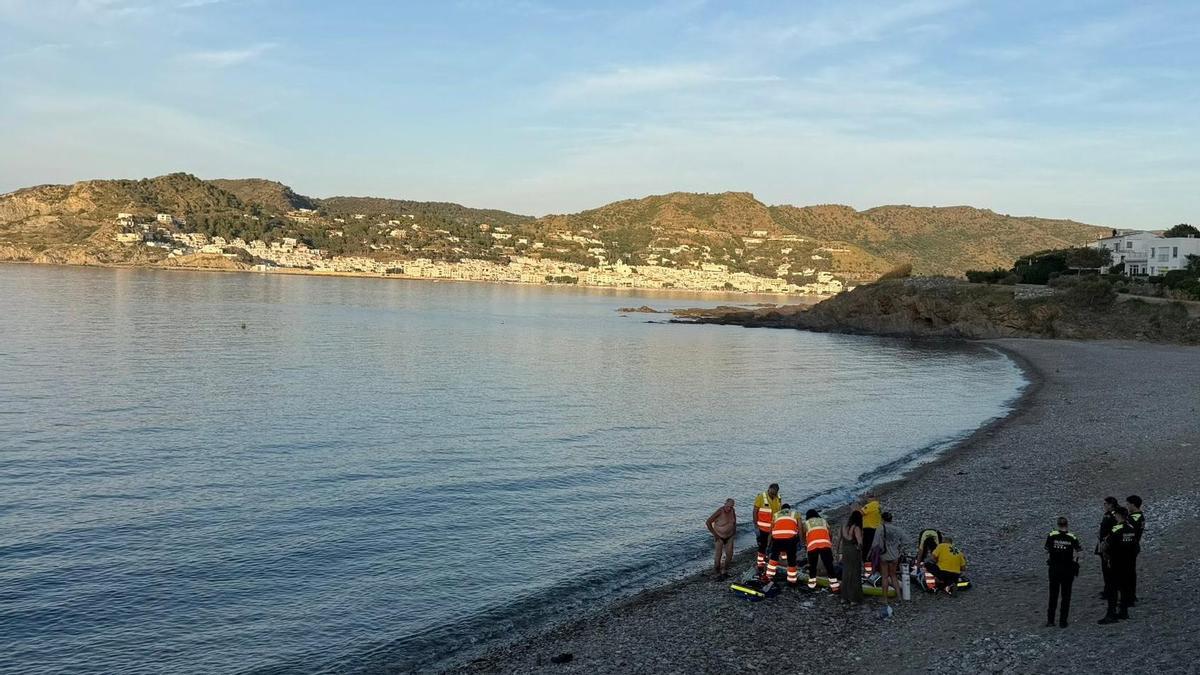 Un moment de l'actuació dels efectius d'emergències per l'ofegament d'un home a una platja del Port de la Selva.