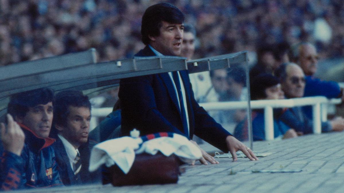 Terry Venables en el banquillo del FC Barcelona, junto a Graham Turner y el meta Amador