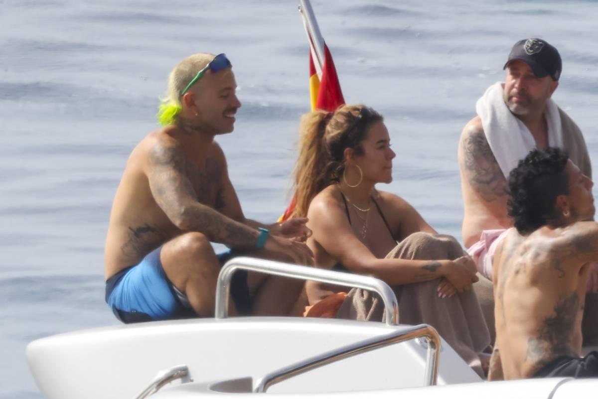 Karol G descansa junto a Feid y unos amigos en Formentera