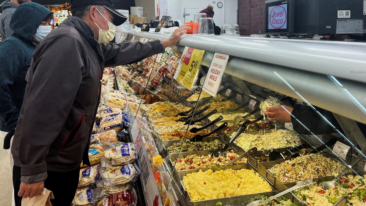 Compradores en un supermercado para la festividad de Acción de Gracias en Chicago, Estados Unidos.