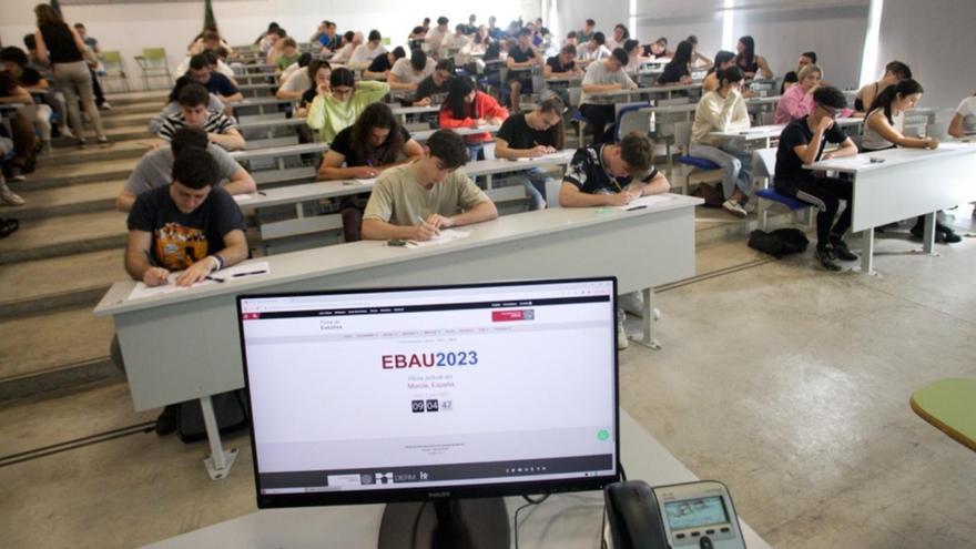 Alumnos realizando el primer examen de la EBAU 2023 en Murcia, esta mañana.