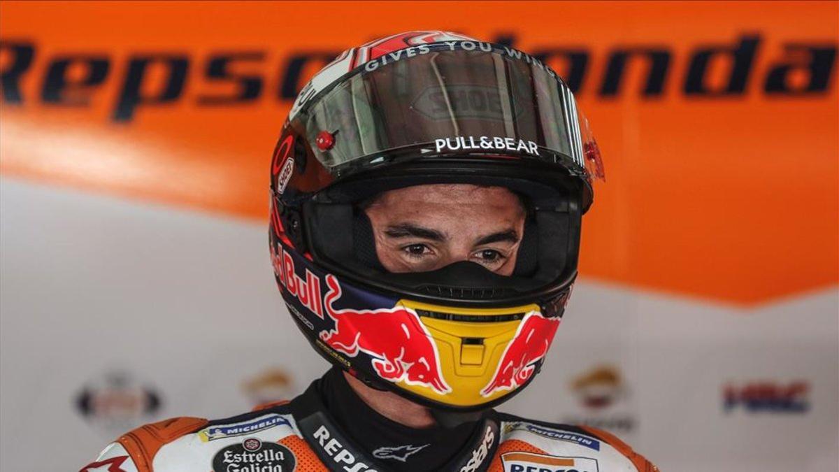 Márquez observa las pantallas de tiempos atentamente en su box