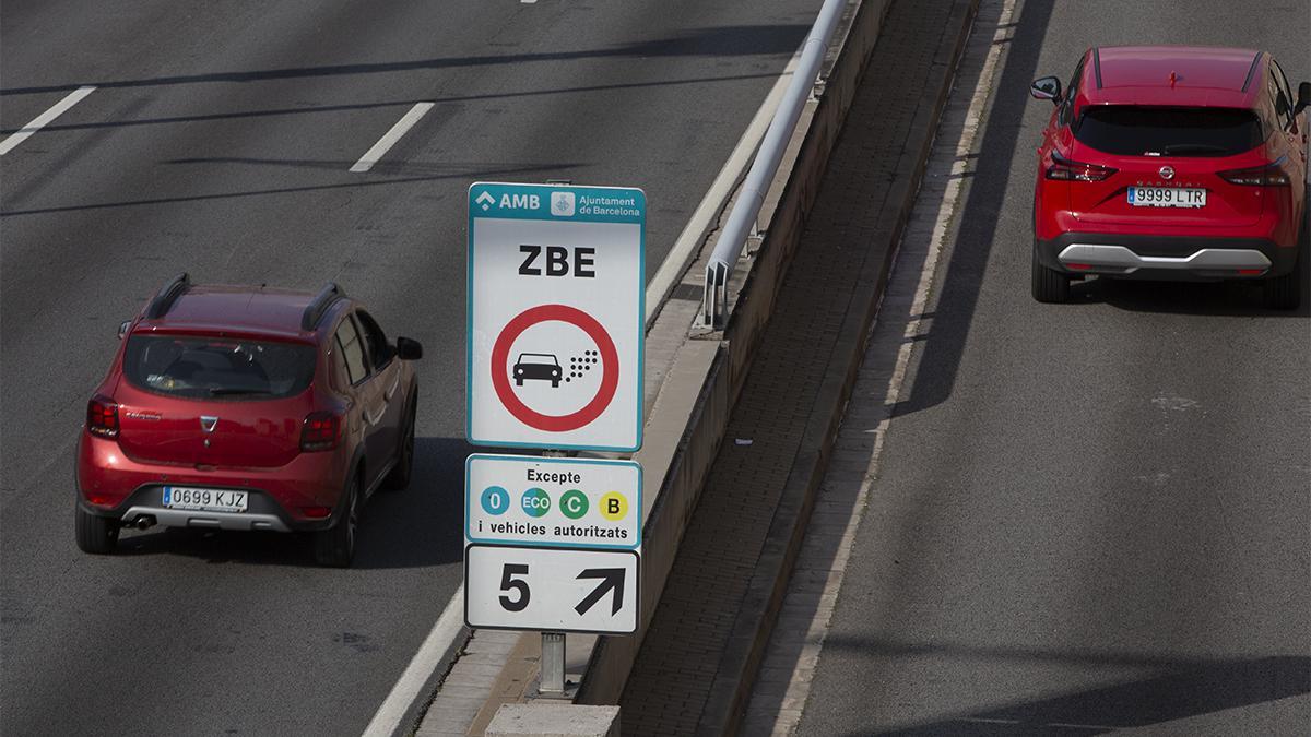 Carteles de la Zona de Bajas Emisiones en la Salida 5 de la ronda de dalt en el Vall d’Hebron ZBE