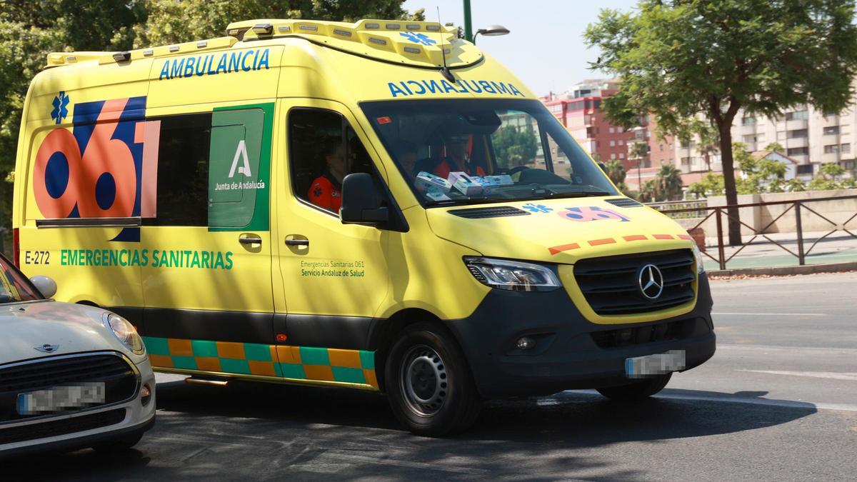Archivo - Una ambulancia del 061 circula por unha calle del centro de Sevilla. A 12 de agosto de 2024, en Sevilla (Andalucía, España).