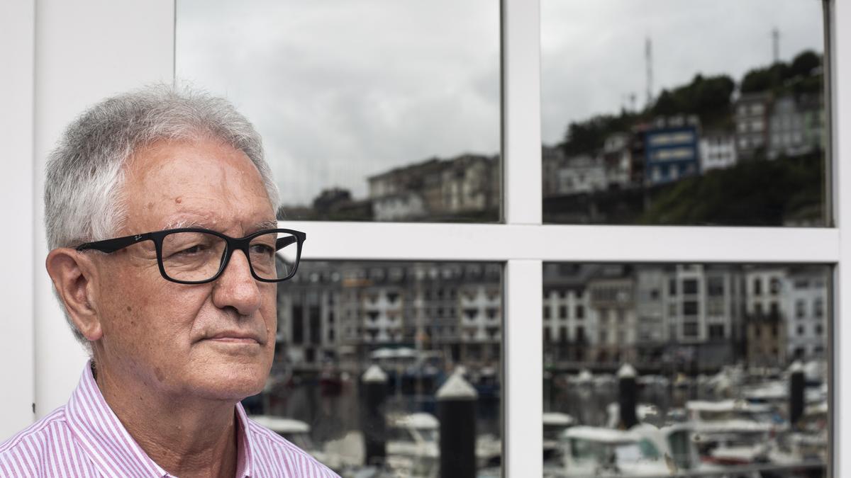 EL PROFESOR DE FISICA Y QUIMICA GERMAN LORENZO EN EL PUERTO DE LUARCA