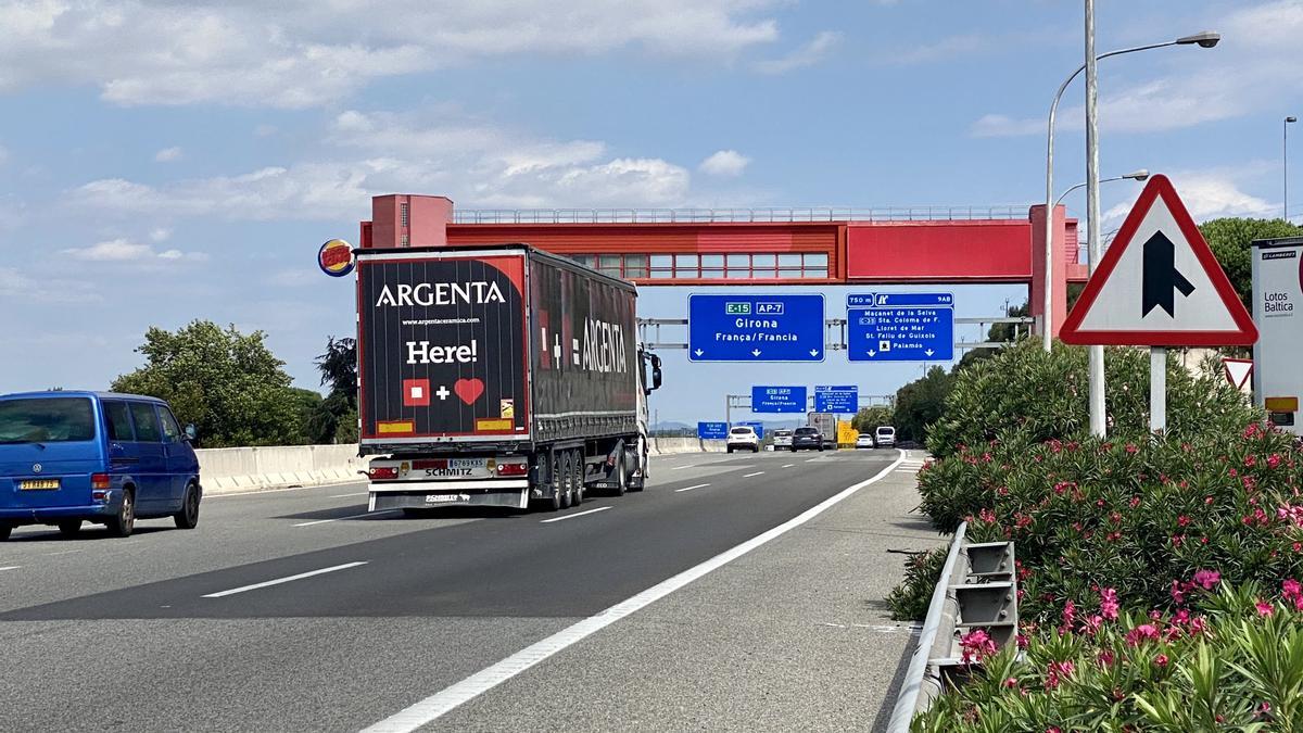 Coches y camiones circulan por la AP-7, a la altura de Maçanet, en el último día de peajes en la autopista